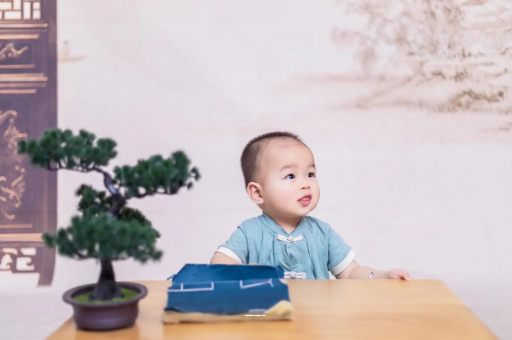 临邑怀孕肚子中间凹两边凸